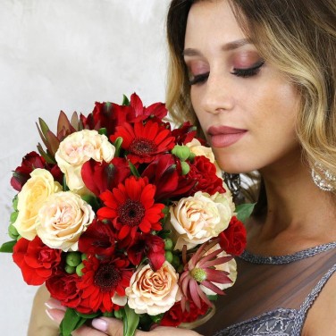 Букет невесты из пионовидных роз, гермини и альстромерии Истинная Королева