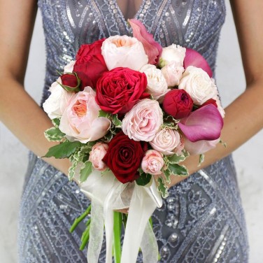 Букет невесты из пионовидных роз и калл Пленительная Красота