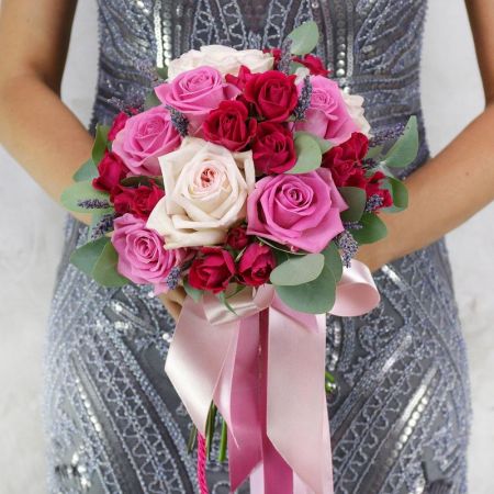 Яркий букет невесты из роз Поэзия Флорибунда