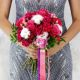Яркий свадебный букет из роз, хлопка и фрезий