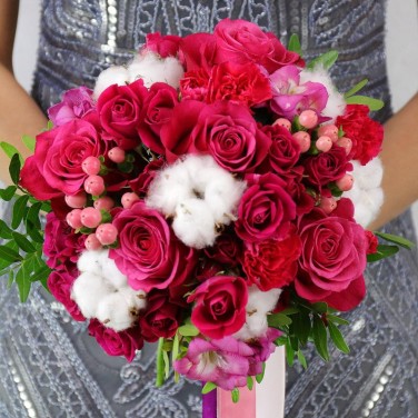 Яркий свадебный букет из роз, хлопка и фрезий