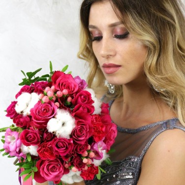 Яркий свадебный букет из роз, хлопка и фрезий