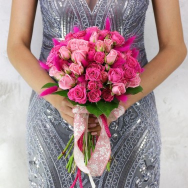 Моно-букет невесты из кустовых малиновых роз и лагуруса