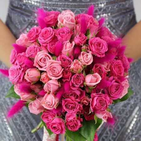 Моно-букет невесты из кустовых малиновых роз и лагуруса
