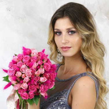 Моно-букет невесты из кустовых малиновых роз и лагуруса