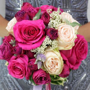 Букет невесты из ярких и нежных роз