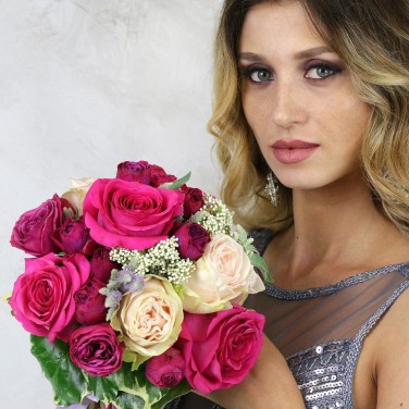 Букет невесты из ярких и нежных роз