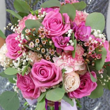 Розовый свадебный букет из роз, хамелациума и зелени