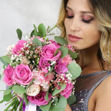 Розовый свадебный букет из роз, хамелациума и зелени