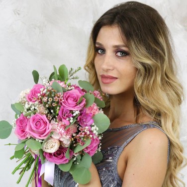 Розовый свадебный букет из роз, хамелациума и зелени