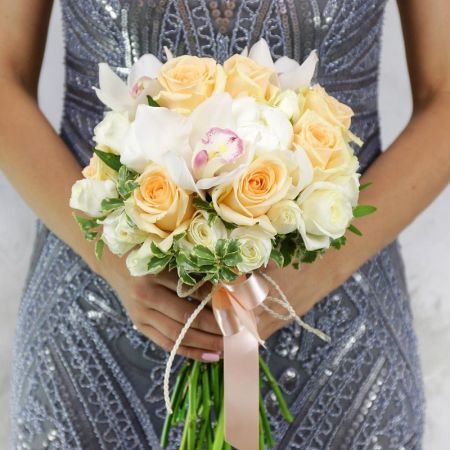Нежный свадебный букет из кремовых роз и орхидей