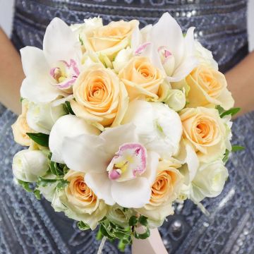 Нежный свадебный букет из кремовых роз и орхидей
