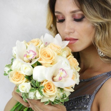 Нежный свадебный букет из кремовых роз и орхидей