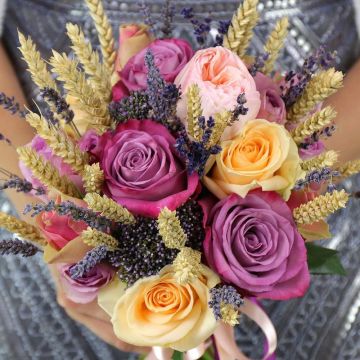 Свадебный букет из разных оттенков роз с лавандой и пшеницей