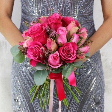 Моно-букет невесты из малиновых роз и эрики