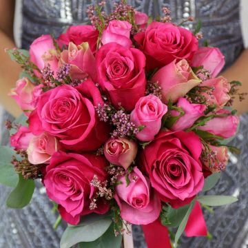 Моно-букет невесты из малиновых роз и эрики
