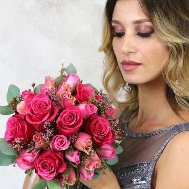 Моно-букет невесты из малиновых роз и эрики