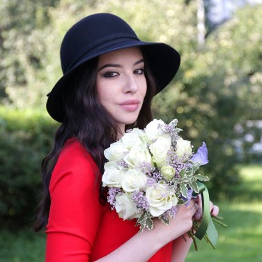 Белый свадебный букет из роз и гипсофилы