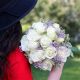 Белый свадебный букет из роз и гипсофилы