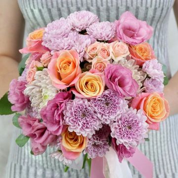 Букет невесты в сиреневых оттенках из роз, хризантем и лизиантуса