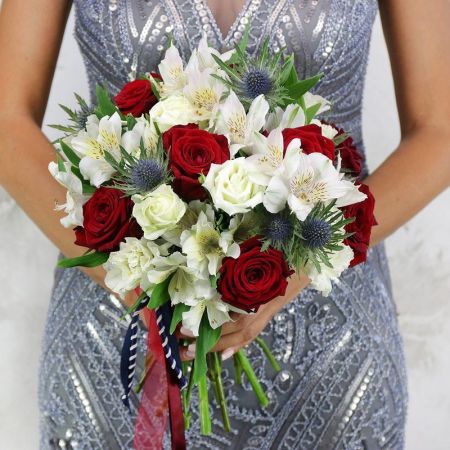 Бело-красный букет невесты из роз, альстромерии и эрингиума