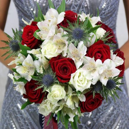 Бело-красный букет невесты из роз, альстромерии и эрингиума