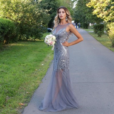 Круглый букет невесты из пионовидных роз, орхидеи и гипсофилы