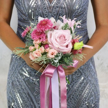 Необычный букет невесты из скабиозы, орхидей и нерине