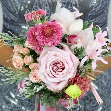 Необычный букет невесты из скабиозы, орхидей и нерине