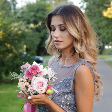 Необычный букет невесты из скабиозы, орхидей и нерине