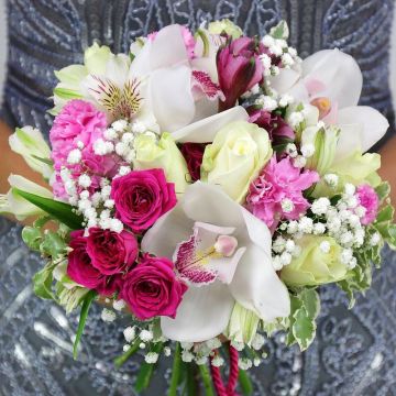 Свадебный букет из орхидей, роз и гипсофилы