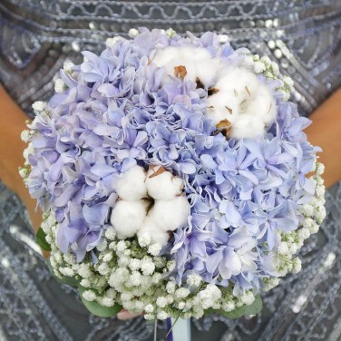 Бело-голубой букет невесты из гортензии и хлопка