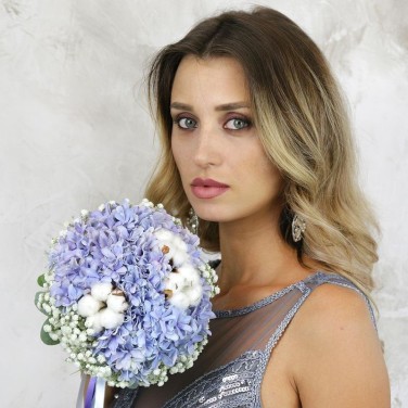 Бело-голубой букет невесты из гортензии и хлопка