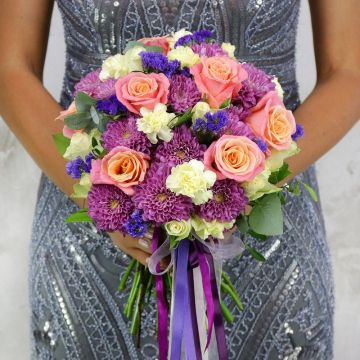 Свадебный букет из роз, хризантем и статицы