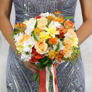 Свадебный букет из роз, асклепии и хризантемы