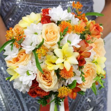 Свадебный букет из роз, асклепии и хризантемы