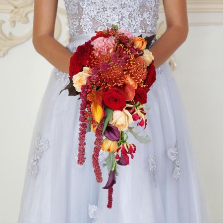 Красный каскадный букет невесты из нутана, калл и амарантуса