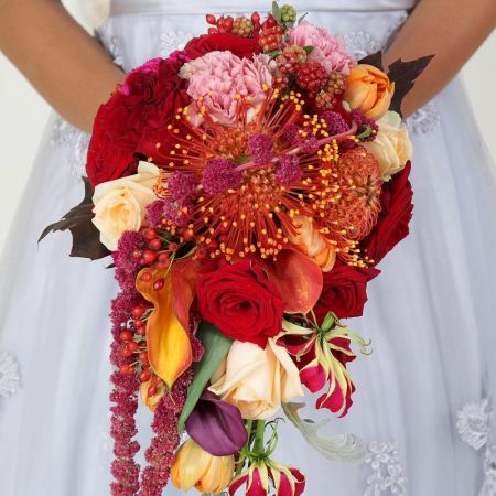 Красный каскадный букет невесты из нутана, калл и амарантуса