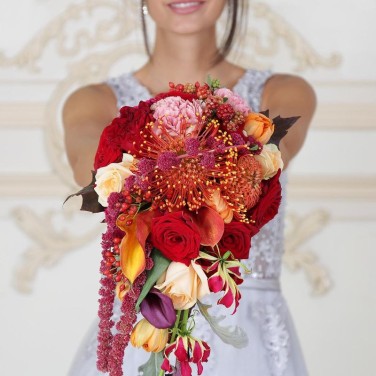 Красный каскадный букет невесты из нутана, калл и амарантуса