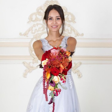 Красный каскадный букет невесты из нутана, калл и амарантуса