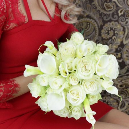 Белый букет невесты из роз и калл