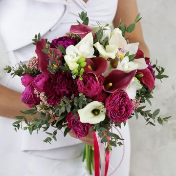 Малиновый букет невесты из калл, роз и фрезий