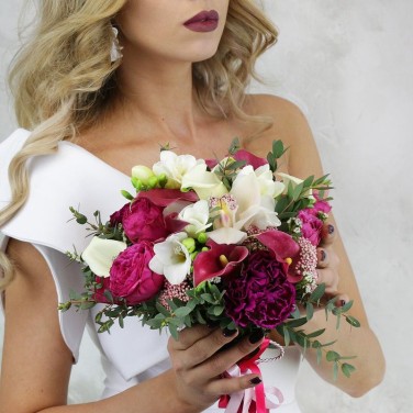 Малиновый букет невесты из калл, роз и фрезий