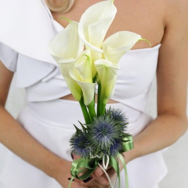 Утонченный букет невесты из калл и эрингиума