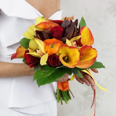 Осенний букет невесты в теплых тонах из калл, роз и гиперикума