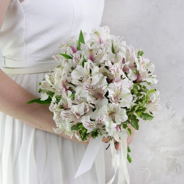 Свадебный букет из белой альстромерии и зелени