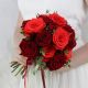 Осенний букет невесты в красных тонах из роз и эвкалипта