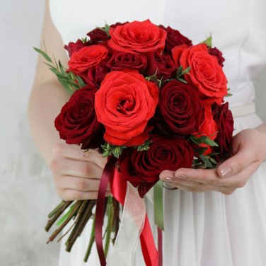 Осенний букет невесты в красных тонах из роз и эвкалипта