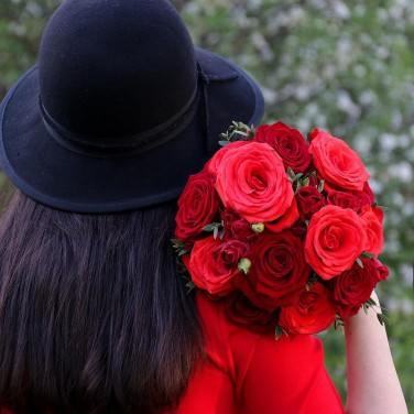 Осенний букет невесты в красных тонах из роз и эвкалипта