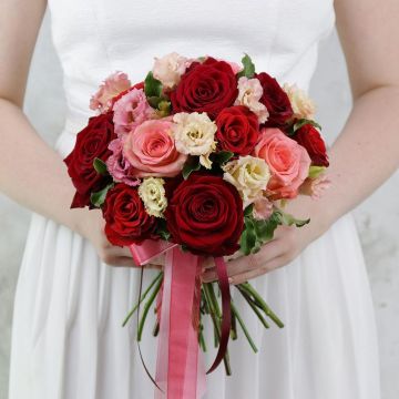 Круглый букет невесты из роз, эустомы и зелени